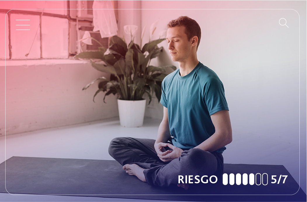 hombre haciendo yoga - invierte 100% online en fondos mutuos