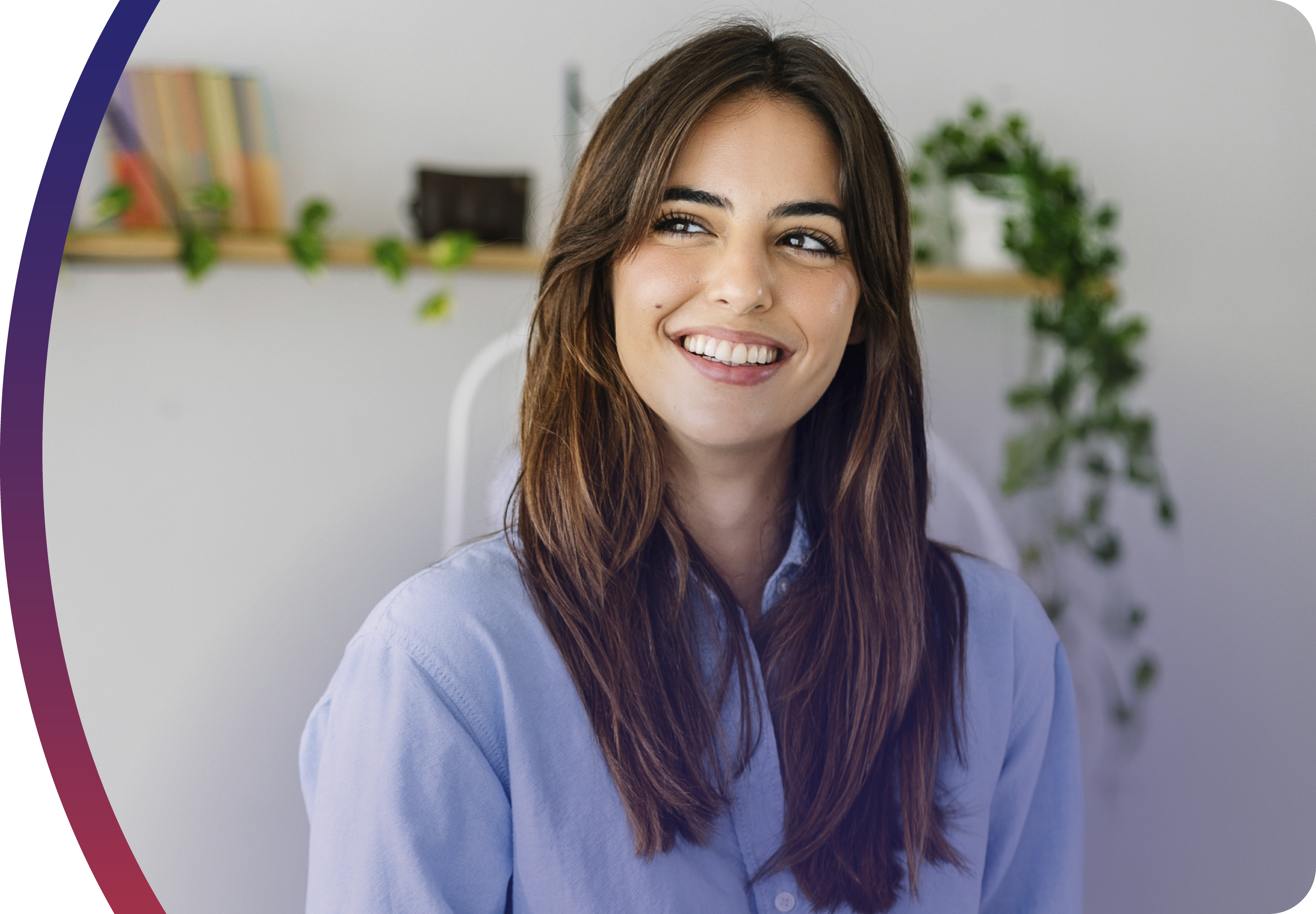 hombre feliz luego de invertir online